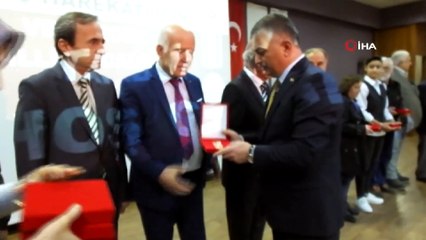 157 Kıbrıs Gazisi'ne 45 yıl sonra madalya...Hayatta olmayanların çocukları duygusal anlar yaşadı