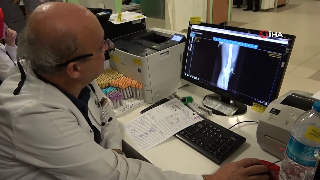 Baba ve kız aynı hastanede şifa dağıtıyor