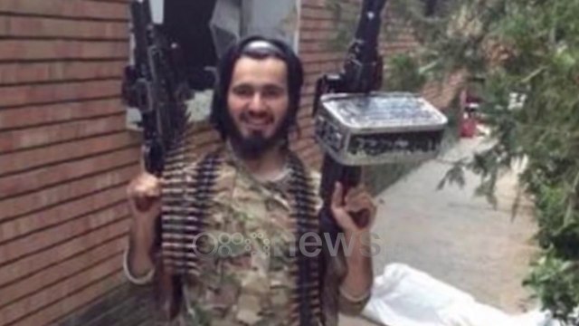 Ora News - Në “luftë” për djalin, prindërit ngecin në Siri pas vdekjes së të birit