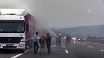 Anadolu Otoyolu'nda tıbbi ilaç yüklü tırın dorsesi yandı