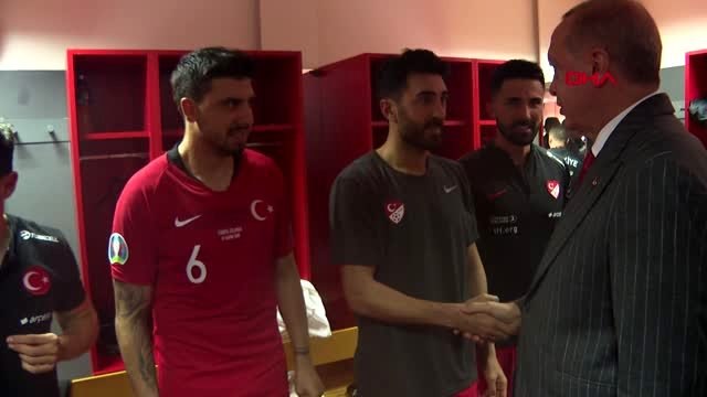 Cumhurbaşkanı erdoğan milli takımı tebrik için soyunma odasına indi