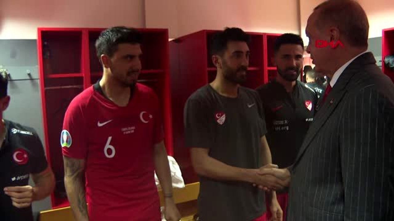 Cumhurbaşkanı erdoğan milli takımı tebrik için soyunma odasına indi