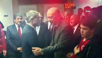 Cumhurbaşkanı Erdoğan, soyunma odasına inerek millileri kutladı