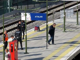 İstasyonda dengesini kaybeden yaşlı adam, trenin altında kaldı