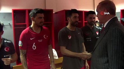 Cumhurbaşkanı Erdoğan, soyunma odasına inerek millileri kutladı