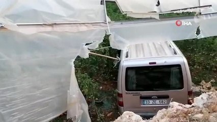 Erdemli'de hafif ticari araç domates serasına düştü