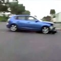 Il tente de faire le même trick qu'un skateboardeur... mais en voiture. Raté
