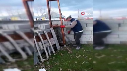 Pes dedirten görüntü...Evlerine çektikleri kaçak elektrik hattını yer altından döşediler