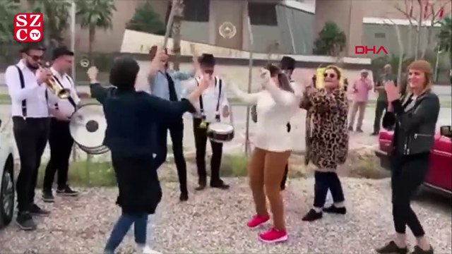 Eşinden boşanan kadın adliye önünde erik dalı oynadı