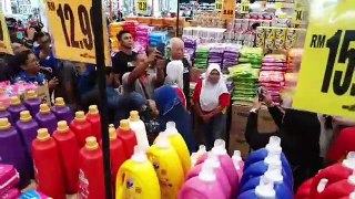 Fenomena Bossku, Najib Kali Ini Diserbu Pengunjung Di Pasaraya Target, Kluang