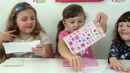 Sophia,  Isabella e Alice Lendo Cartas