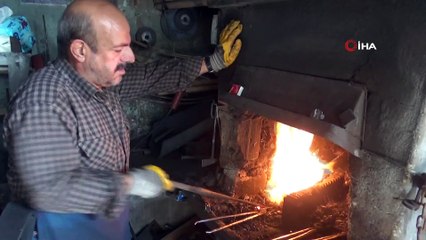 Sıcak Demir Ustaları, Geçimini Demir Döverek Sağlıyor