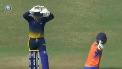 Wicket keeper try to imitate MS Dhoni and ended up in big blunder
