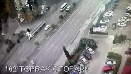 3 kişinin yaralandığı kaza anı kameraya yansıdı