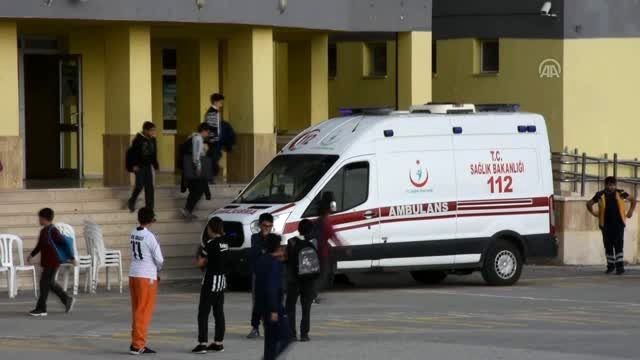 17 ortaokul öğrencisi ile 1 öğretmen gıda zehirlenmesi şüphesiyle hastaneye kaldırıldı