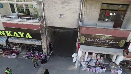 Apartmanın Altından Yol Geçiyor, Üstünde Oturma Odası Var