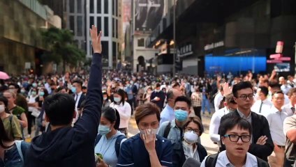 Miles de personas se manifiestan de nuevo en Hong Kong