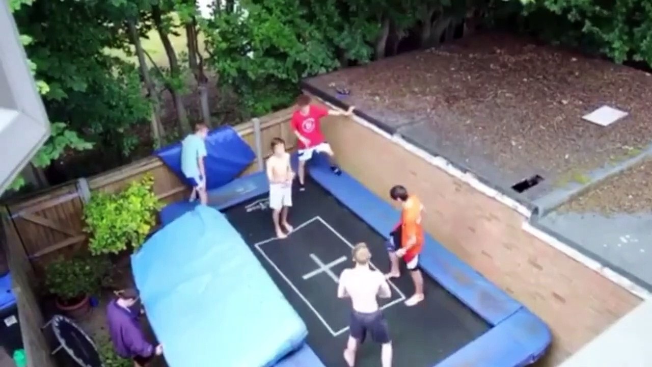 Ce prodige du trampoline réalise des figures époustouflantes dans son jardin