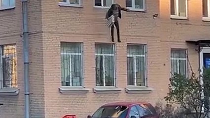 Il s'évade d'un commissariat de police menotté à un radiateur