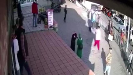 Başörtülü kıza yumruklu saldırı kamerada