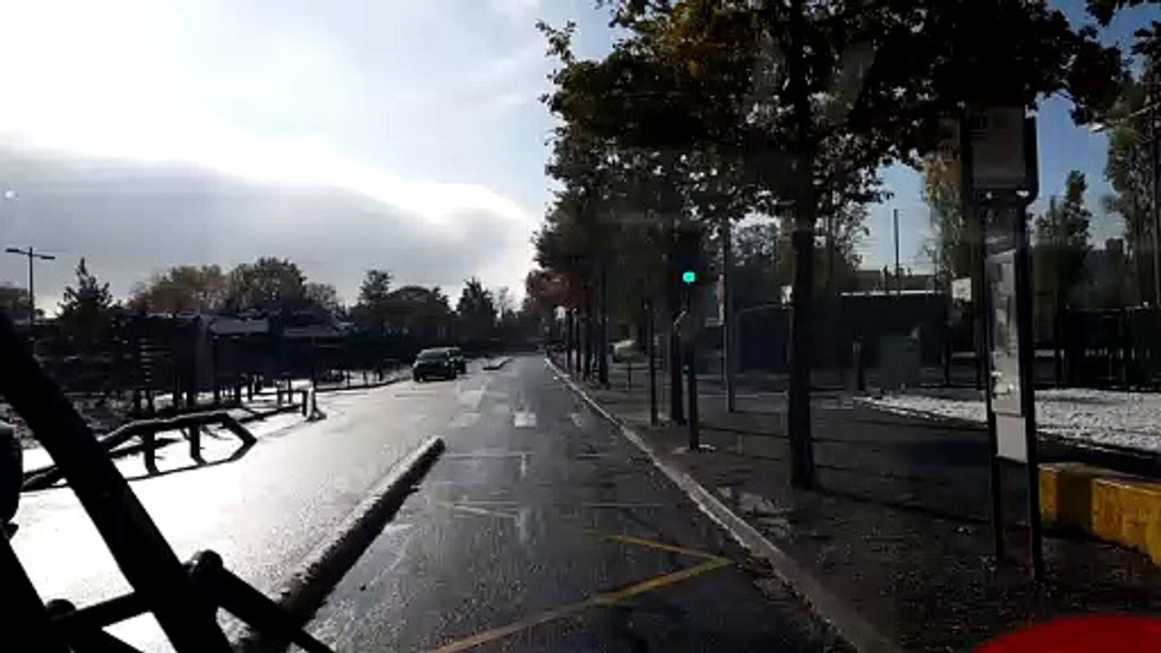 La navette autonome N1 circule en milieu urbain à Décines