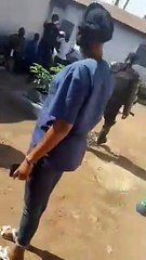 Des agents des forces de sécurité font irruption dans une clinique