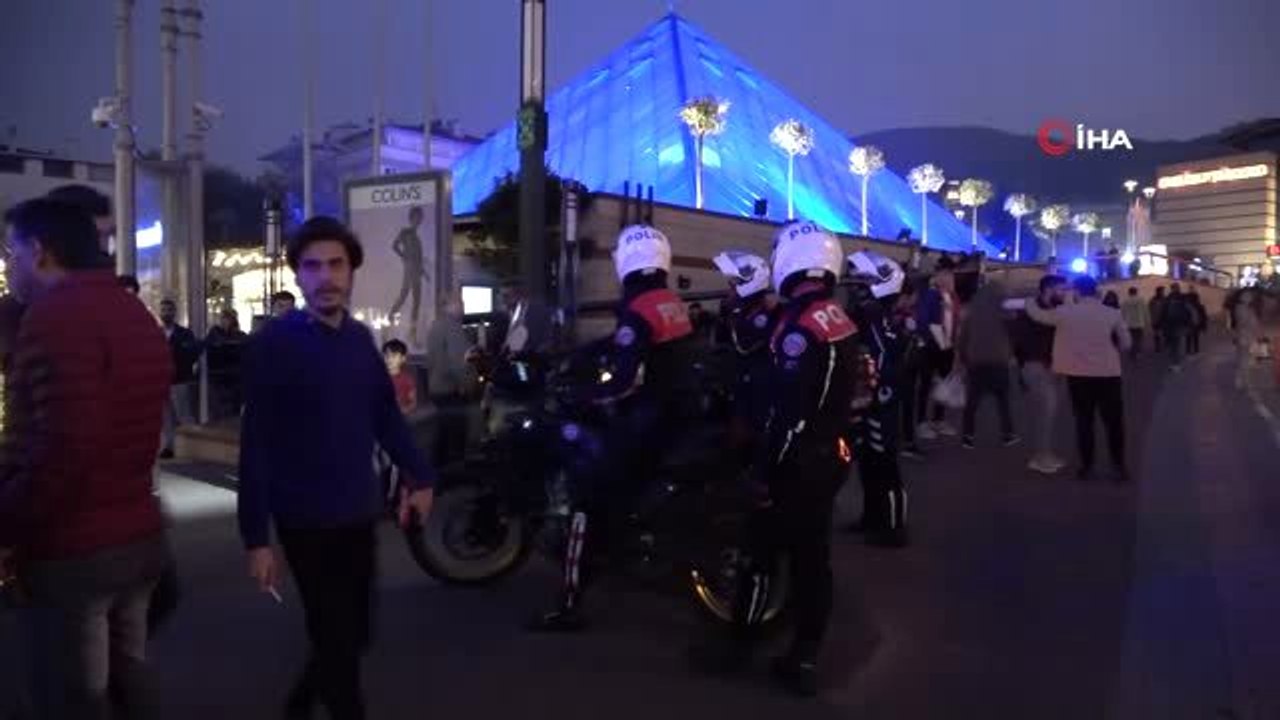 Alışveriş merkezinde bıçaklı kavga: 1'i güvenlik 3 kişi yaralandı