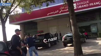 مجموعة أشخاص يعتدون على عشرات اللاجئين السوريين في لبنان