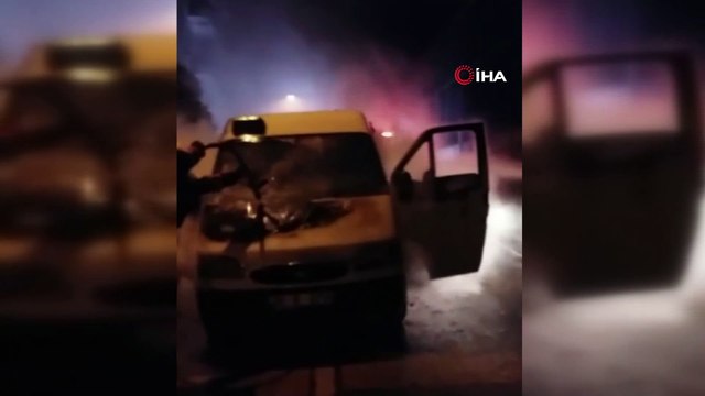 Sürücünün dikkati faciayı önledi...Seyir halindeki minibüs bir anda alev aldı, yolcular tahliye edildi