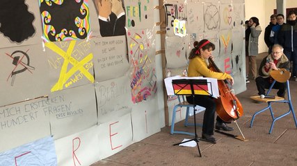 Des élèves choletais refont chuter leur Mur de Berlin