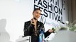 Bella Hadid révèle sa routine skincare en avion au Vogue Fashion Festival