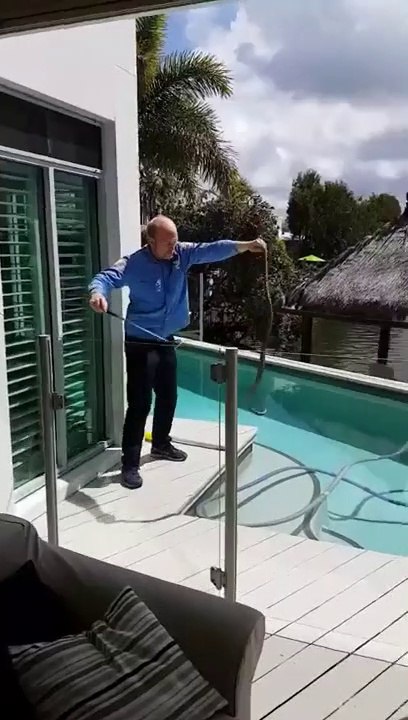 Il vient capturer un serpent très dangereux et évite la morsure de justesse