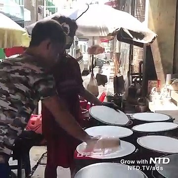 Cet employé fait 8 crêpes en même temps... Efficace et très rentable