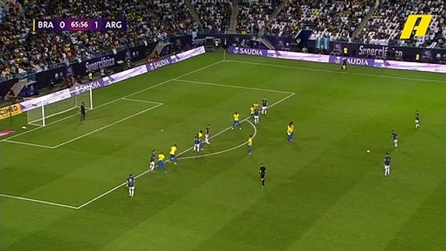 ميسي كاد أن يكرر تسديدة دوري الأبطال.. لكن أليسون يتصدى هذه المرة