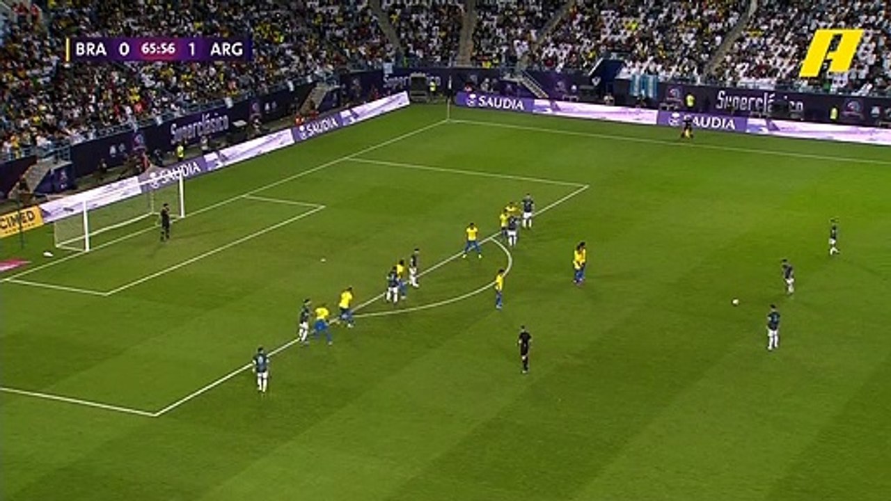 ميسي كاد أن يكرر تسديدة دوري الأبطال.. لكن أليسون يتصدى هذه المرة