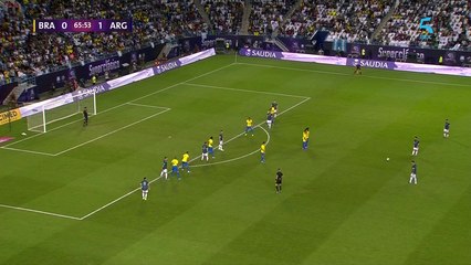 ميسي كاد أن يكرر تسديدة دوري الأبطال.. لكن أليسون يتصدى هذه المرة