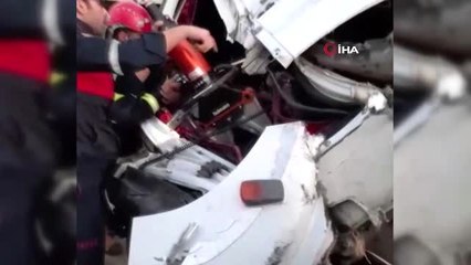 Uyuyakalan tır şoförü bariyerlere çarparak durabildi