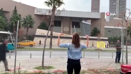 3,5 yıl sonra eşinden boşanmasını bando eşliğinde kutladı