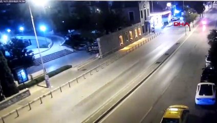 Alkollü sürücü, polisi 400 metre kaputta taşıdığı anlar kamerada