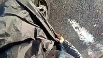 Il filme son tout premier accident de moto