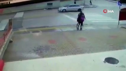 2 arkadaş otomobilin altından kalmaktan son anda kurtuldu