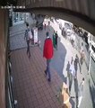 Karaköy’de bir kadın, yolda yürüyen başka bir kadına saldırdı