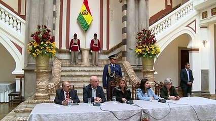 Añez da un giro a la política exterior de Bolivia entre incesantes protestas