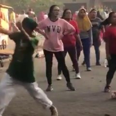 Asek joged sendiri, tak peduli kawan,yang penting happy