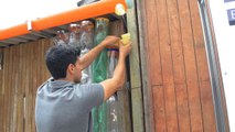 Wand aus Plastikflaschen verändert das Leben der Menschen