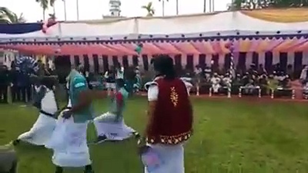 গ্রামের হারিয়ে যাওয়া লাঠি খেলা গ্রাম-বাংলার হারিয়ে যাওয়া লাঠি খেলা দেখতে হাজারো মানুষ ভিড় য