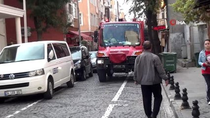 Descargar video: Otomobilin motoruna sıkışan kediyi itfaiye ekipleri kurtardı