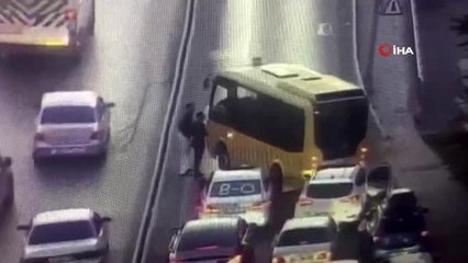 Düğün konvoyundan zarf istemek için yolu trafiğe böyle kapattı