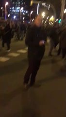 Un Barcelones se aburre de los cortes en La Diagonal (Bracelona