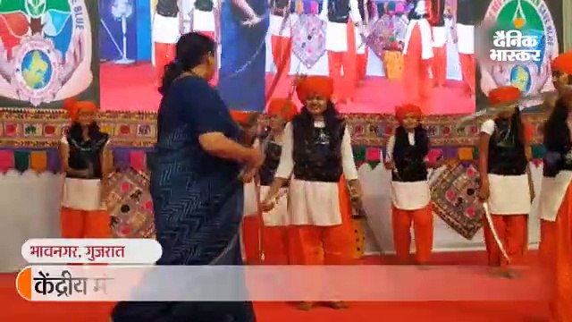 भावनगर: केंद्रीय मंत्री स्मृति ईरानी ने स्कूल के सांस्कृतिक कार्यक्रम में किया 'तलवार रास'